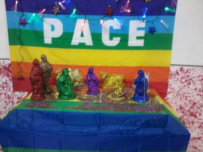 ... come quello che ha realizzato riempiendo le statuine di glitter e brillantini colorati sullo sfondo di una bandiera della pace
